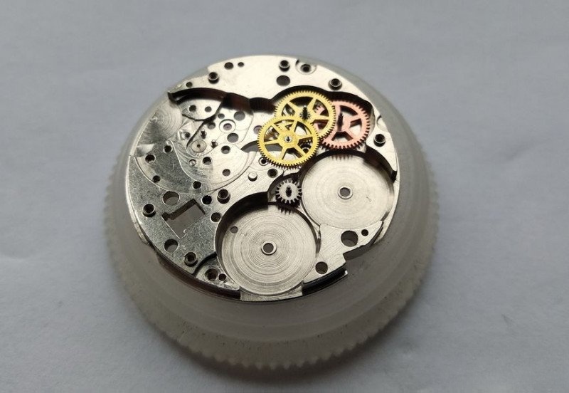Gear train wheels and summing pinion installed on main plate