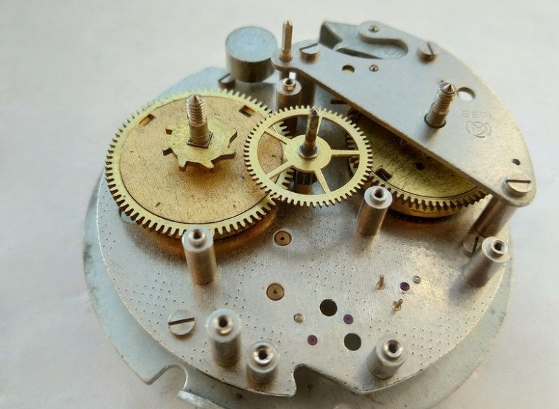 Installing mainspring barrel in movement