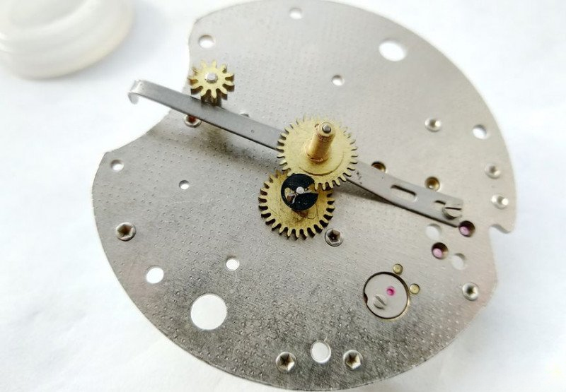 Hour wheel and retaining washer assembly