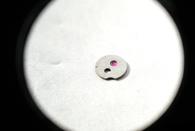 Applying Moebius oil to balance jewel