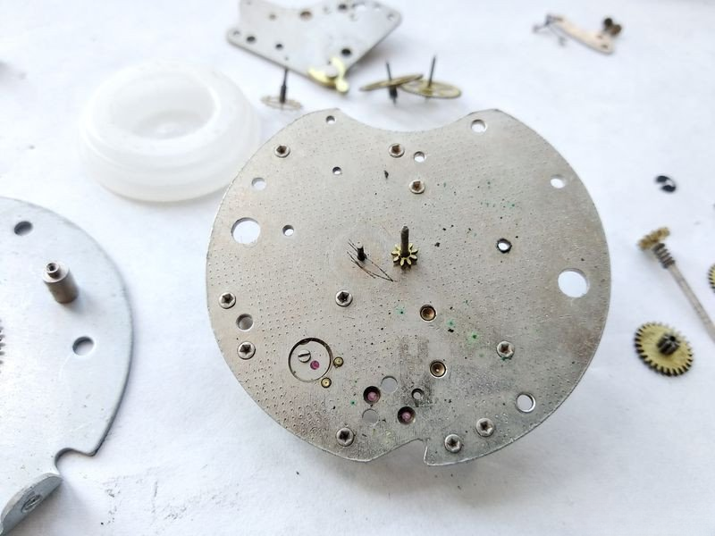Cleared main plate with center wheel