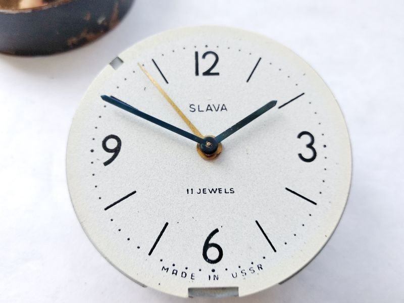 Removing complete mechanism from clock case