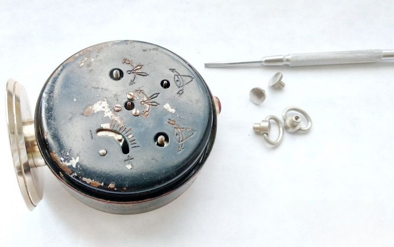 Removing winding knobs from Slava alarm clock