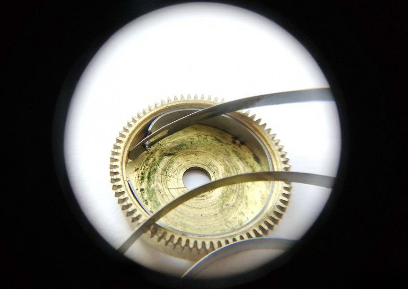 Friction device in alarm barrel - automatic watch technology