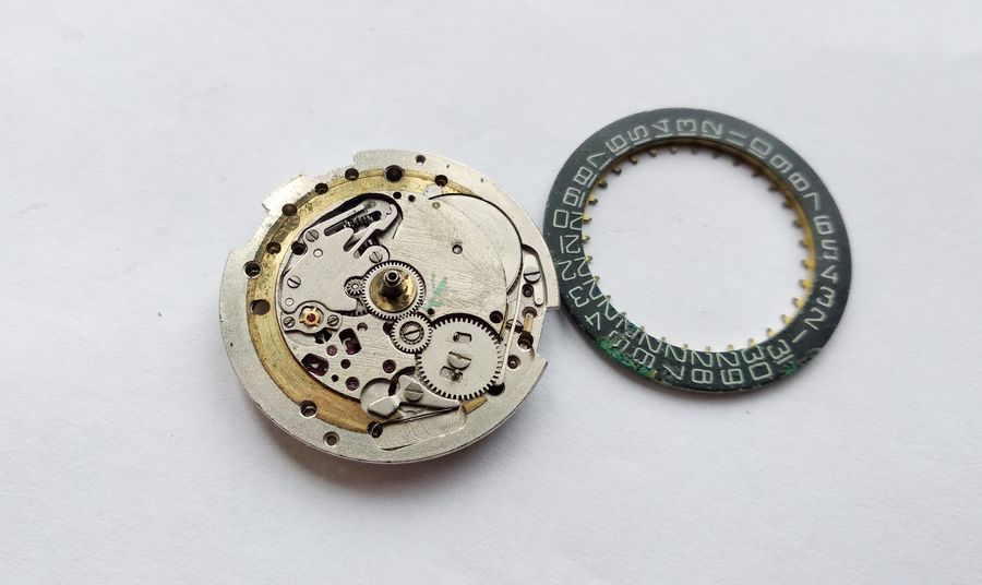 Removing the date disc from the calendar mechanism