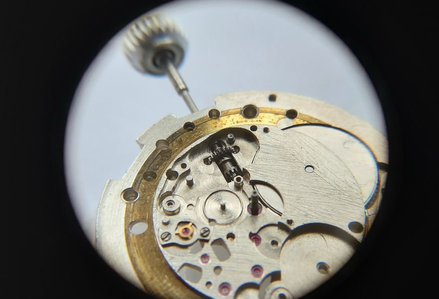 Continuing assembly of the keyless works on the dial side