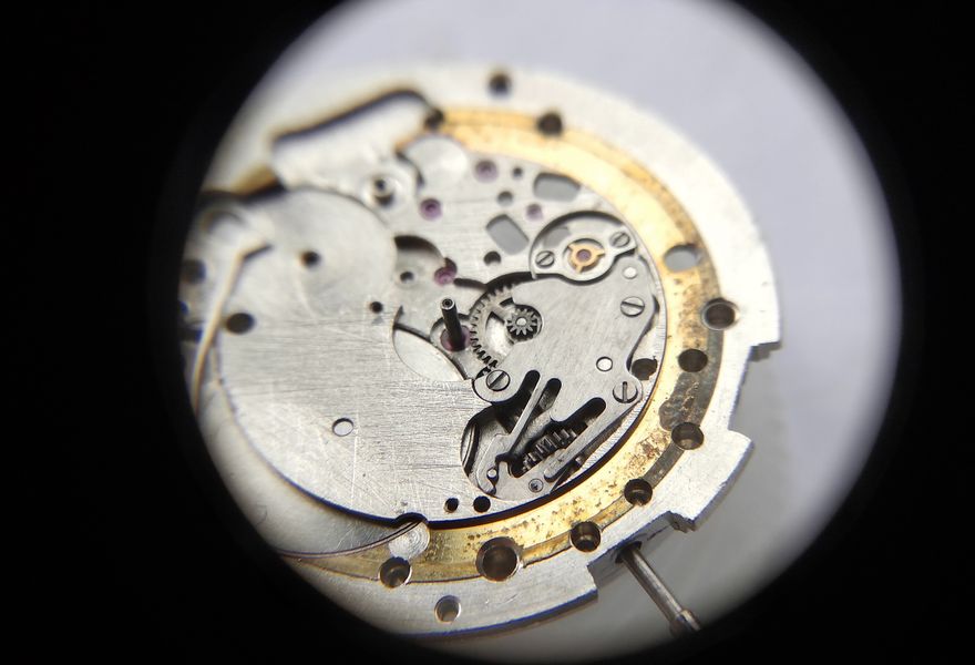 Closing the keyless works with the spring cover plate