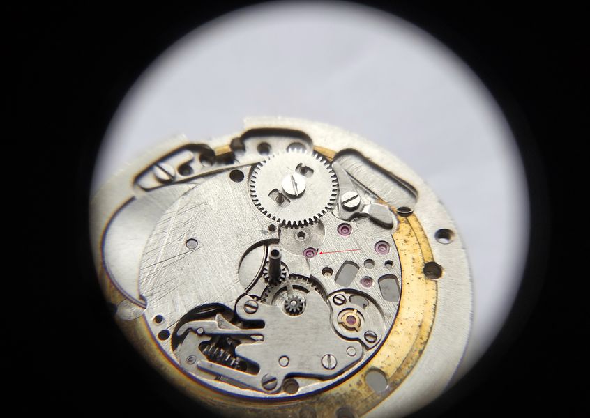 Securing the calendar switching mechanism with its special screw