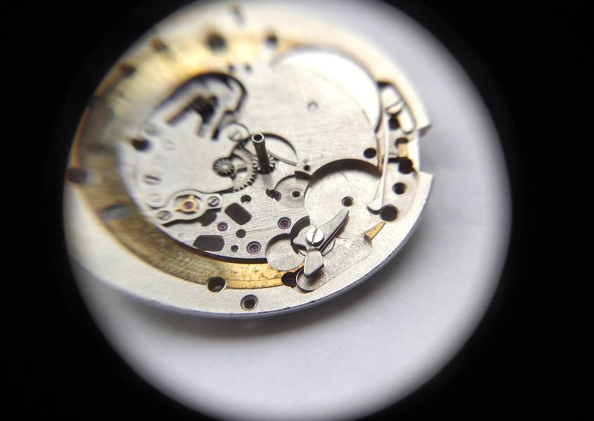 Installing the date-disc detent lever and U-shaped spring