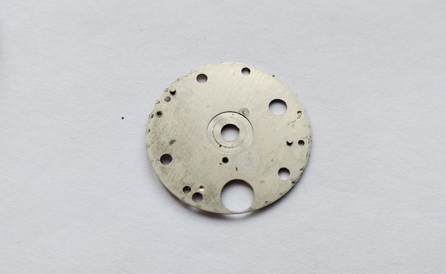 The underside of the day-disc support plate