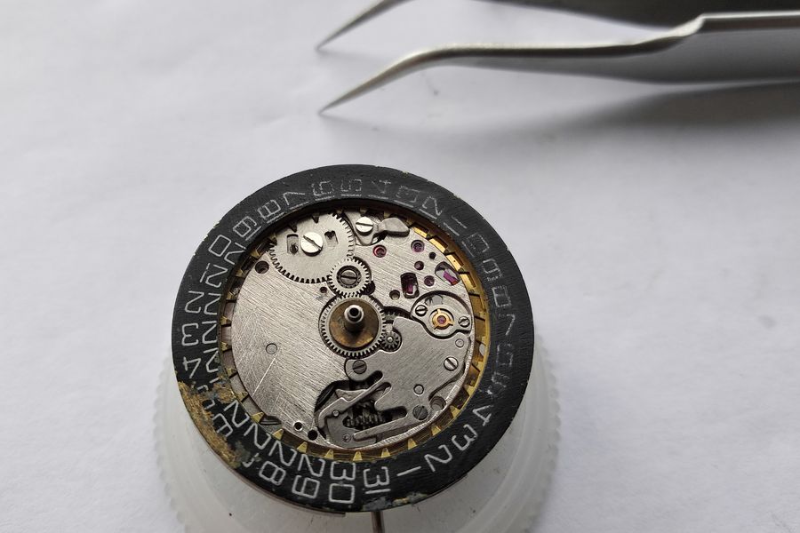 Installing the two-tier wheel, hour wheel and then the date disc