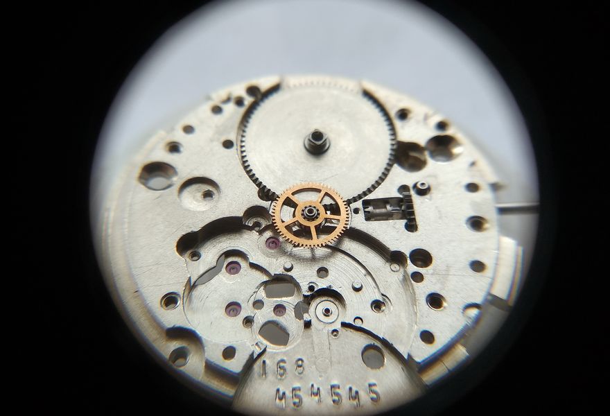 Oiling the central jewel and installing the center wheel
