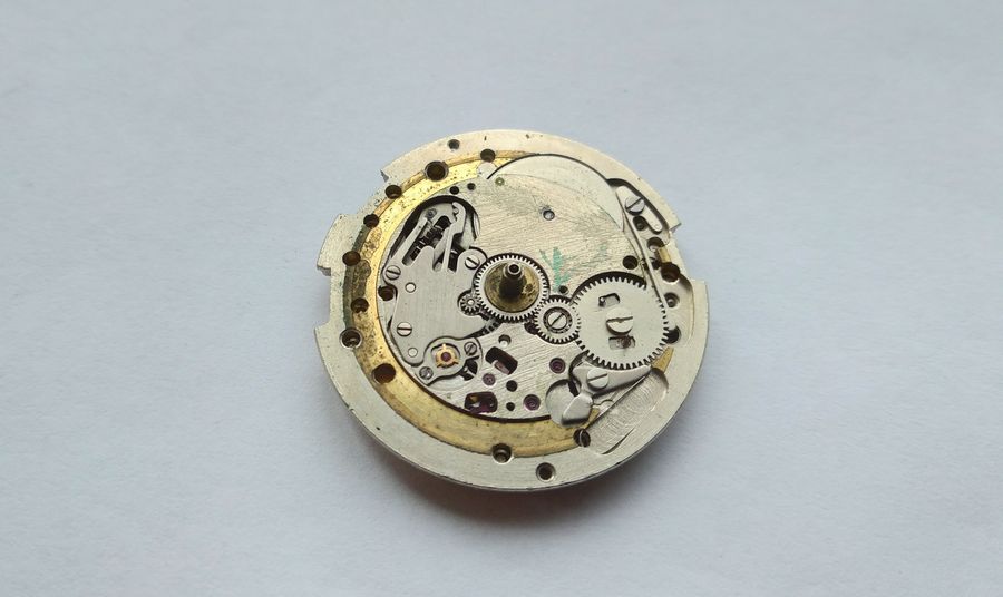 Overview of the 2428 calendar mechanism with command works, accumulator spring, detent lever and two-tier wheel