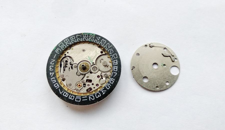 The day-disc support plate removed from the movement