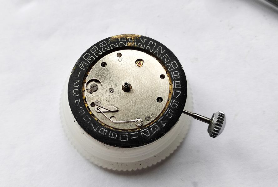 Securing the date disc with the day-disc plate and checking the switching action