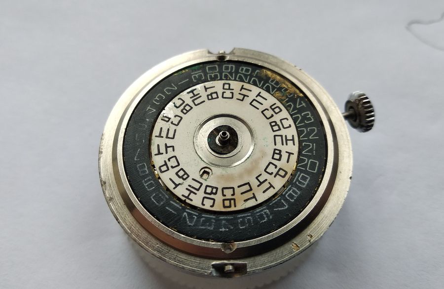 The caliber seated in its ring
