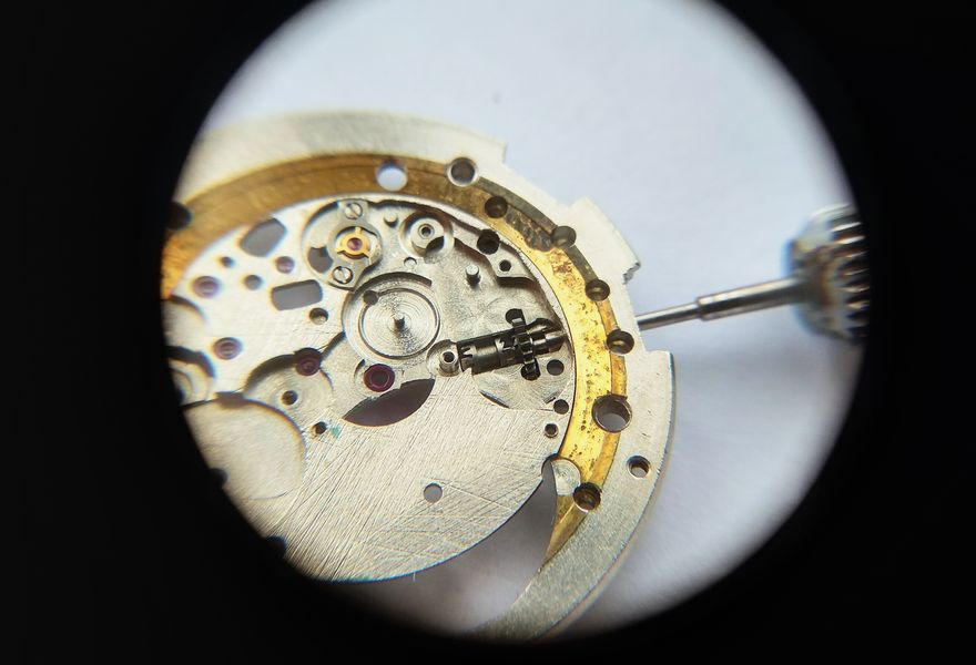Fitting the sliding clutch and winding stem to the plate