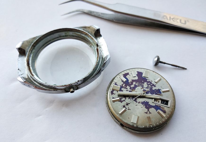 The movement with its ring fully removed from the watch case