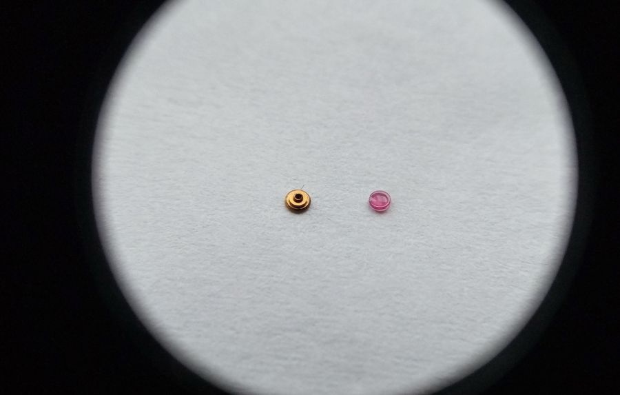 Vostok 2605 incabloc bouchon through loupe after cleaning with MBP-12 oil drop clearly visible on cap jewel