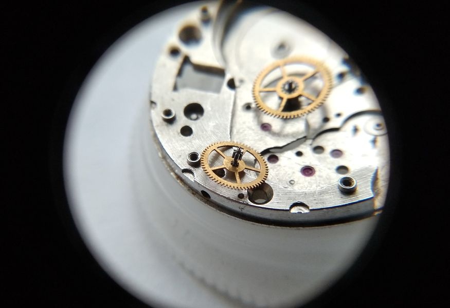 Vostok 2605 movement dial side through loupe with intermediate wheel placed alongside center wheel in main plate