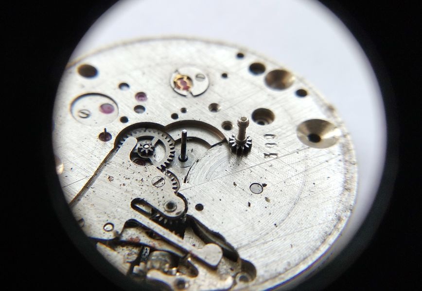 Vostok 2605 cannon pinion through loupe showing distinctively thin construction different from similar calibers