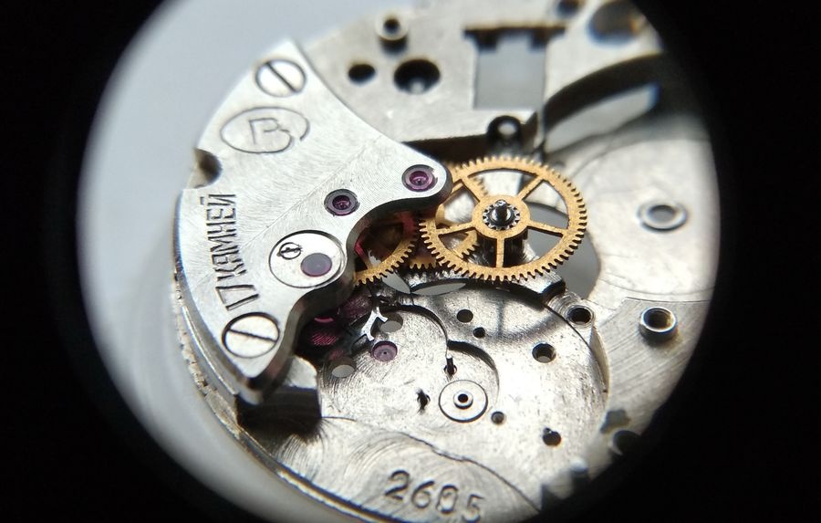 Vostok 2605 gear train bridge installed on movement through loupe showing all pivots seated