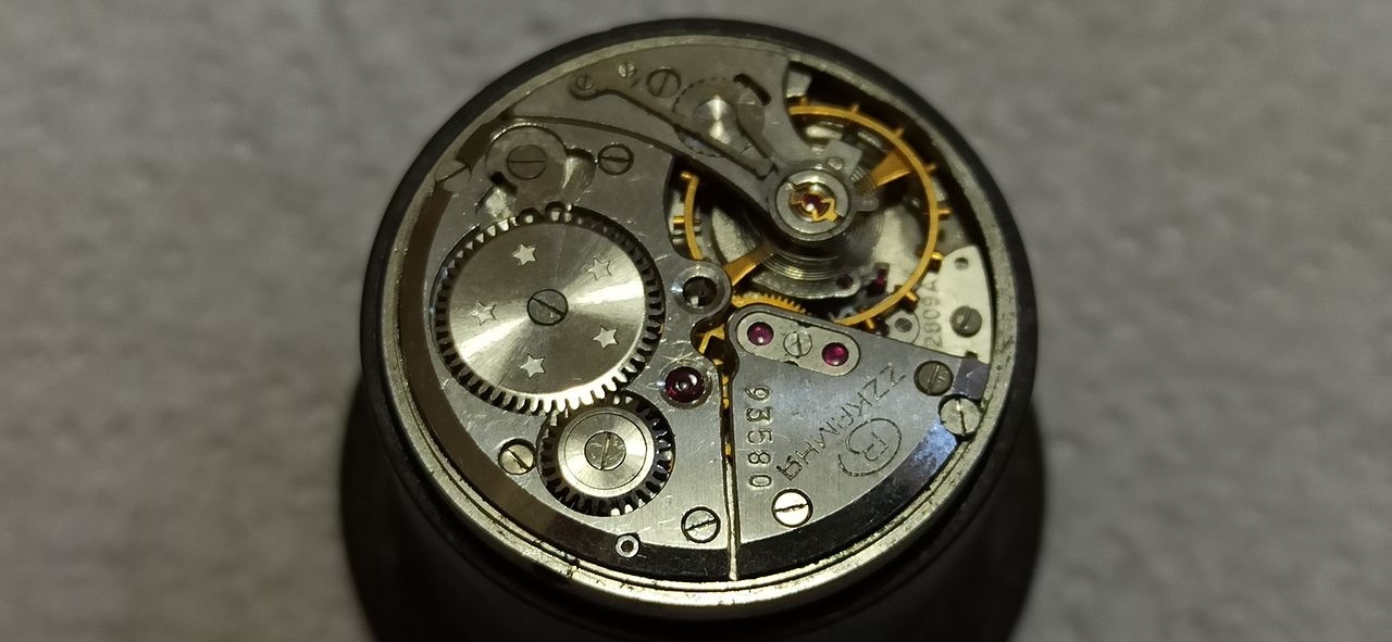 Train side of the 2809 movement with an empty jewel setting where the seconds stone is missing