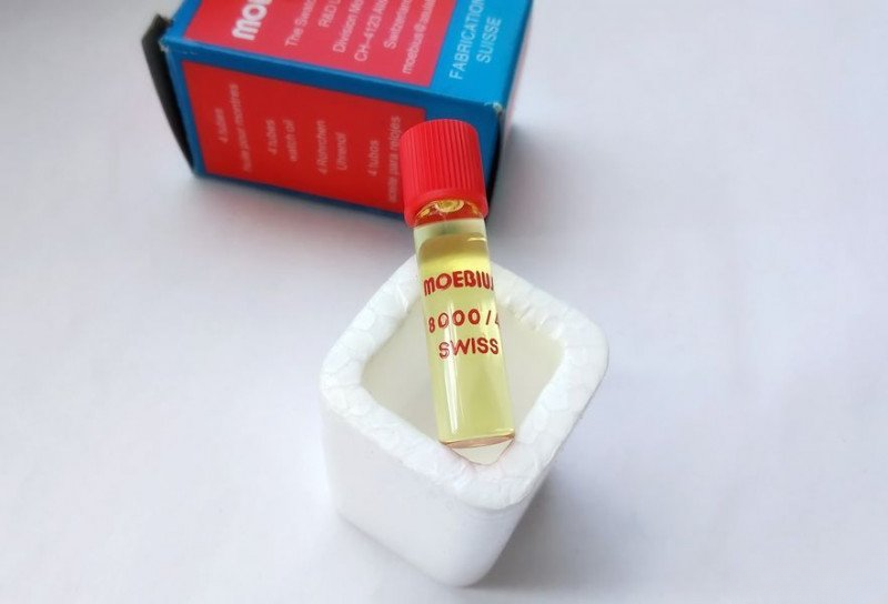 Applying Moebius 8000 oil