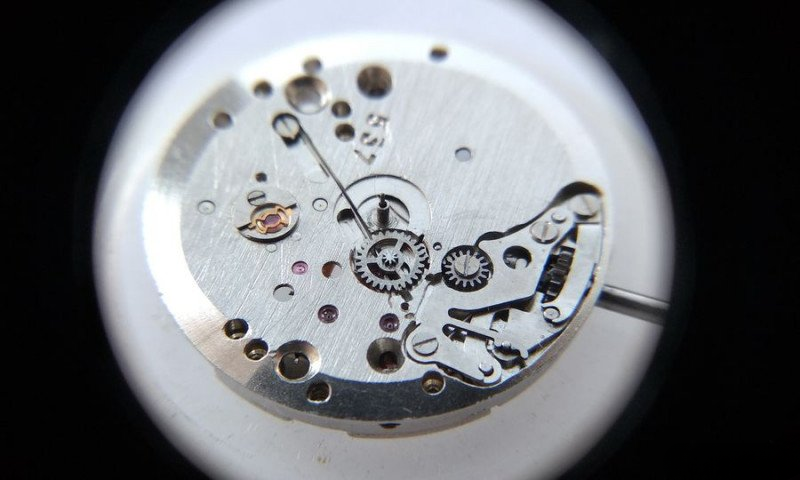 Installing cannon pinion wheel with spring retracted