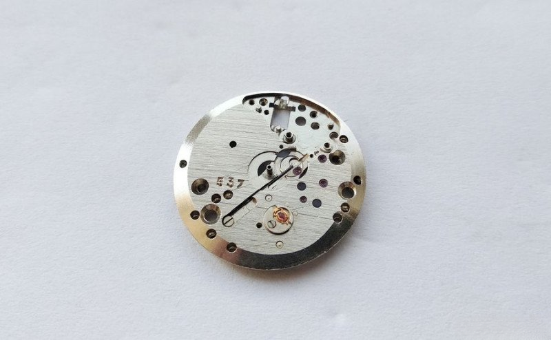 Assembling winding mechanism clutch