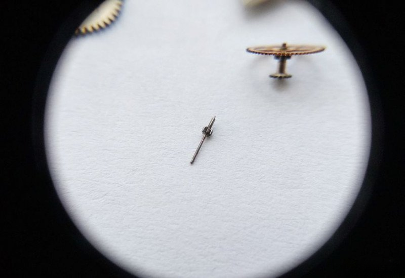 Extracting seconds pinion from jewel