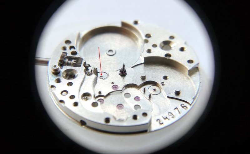 Intermediate wheel pivot location without jewel