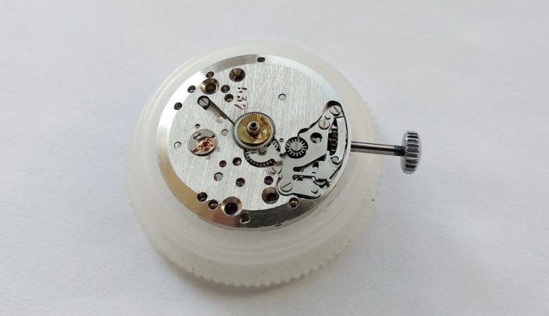 Assembling cannon pinion and hour wheel
