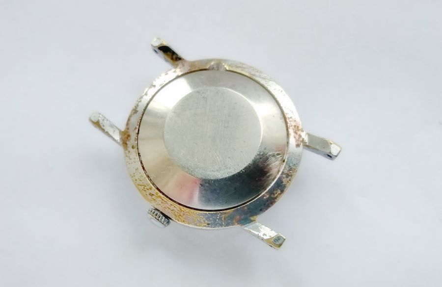 The flat on the crystal bezel clearly visible after the case has been cleaned