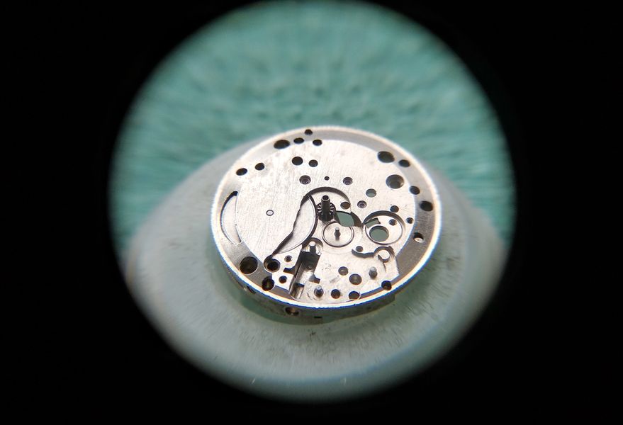 The small setting wheel showing its flat square-machined end face