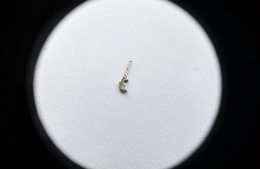 Close-up of the fractured leaf of the setting-lever retaining spring