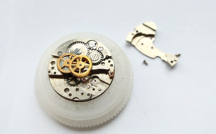 Gear-train bridge removed, exposing the seconds, intermediate and escape wheels