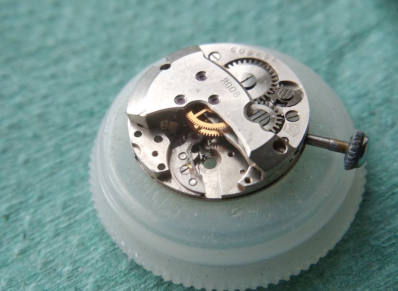 The lower balance bushing being installed on the plate and fixed with its screw