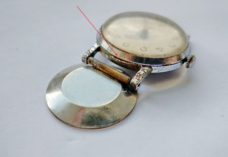Close view of the crystal bezel rim showing a ground flat positioned under the lower lug