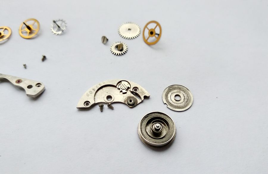 The barrel opened with its lid removed, mainspring left in place inside