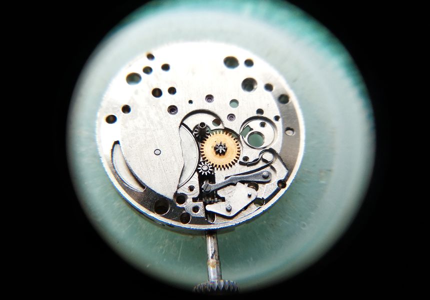 The keyless works covered by its spring retaining plate