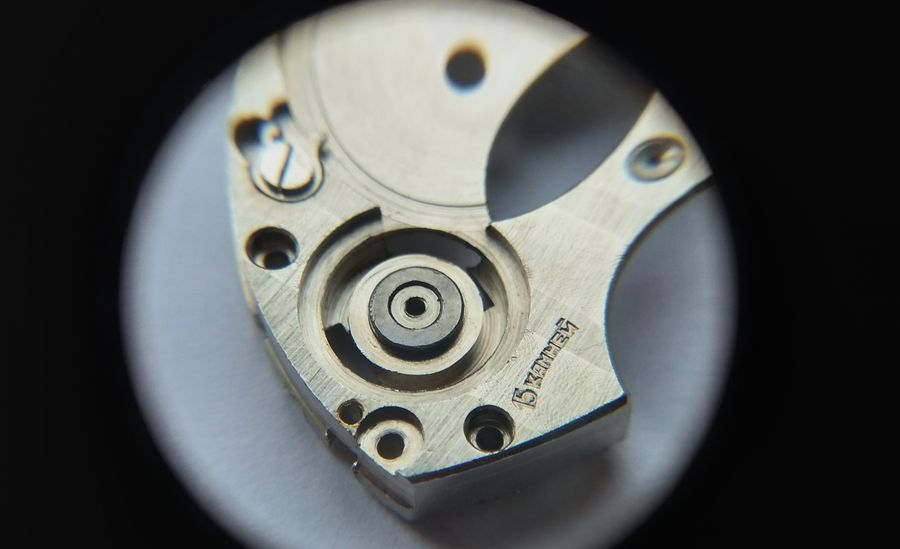Crown wheel assembly with its complex milled profile and hard-alloy washer
