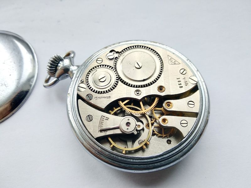 Detail of the winding wheels and the engraved jewel-count marking on the bridge
