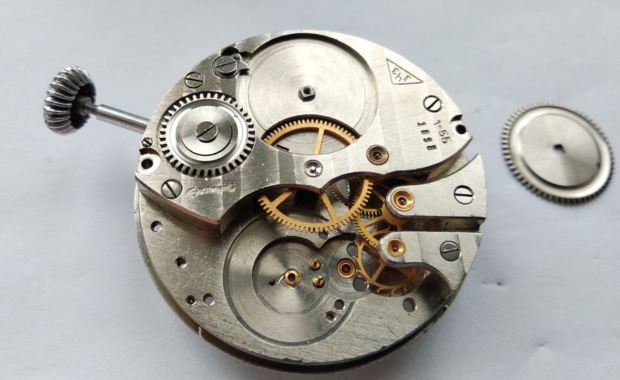 Crown wheel secured with a left-hand-thread screw that has an ordinary single slot