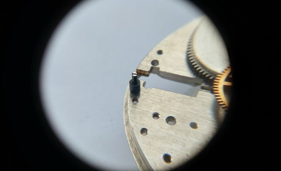 The intermediate setting-lever screw that must be fitted before the barrel bridge