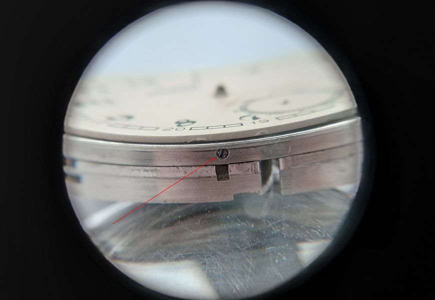 Dial lifted off, exposing the hour wheel with its spring washer