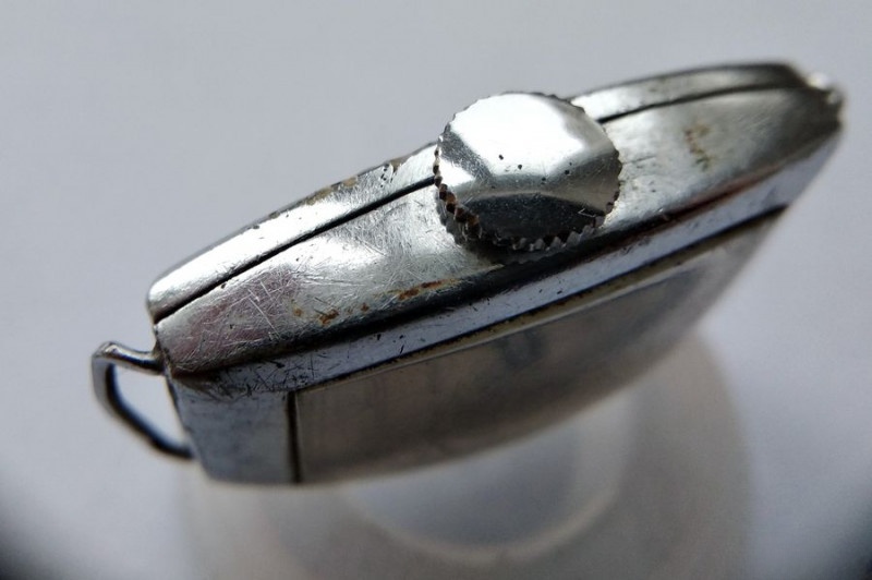 Opening Zvezda watch case with case knife