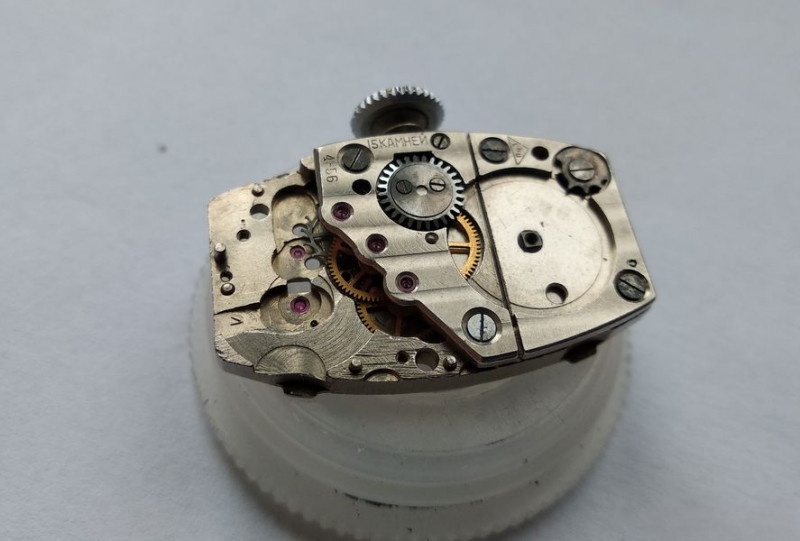 Assembling wheel train with lubrication