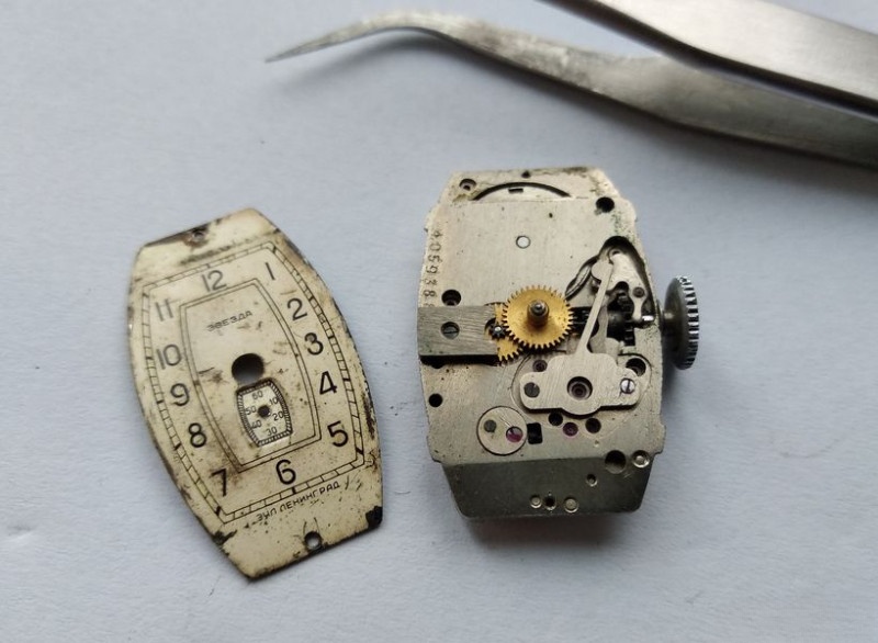 Removing curved dial from movement