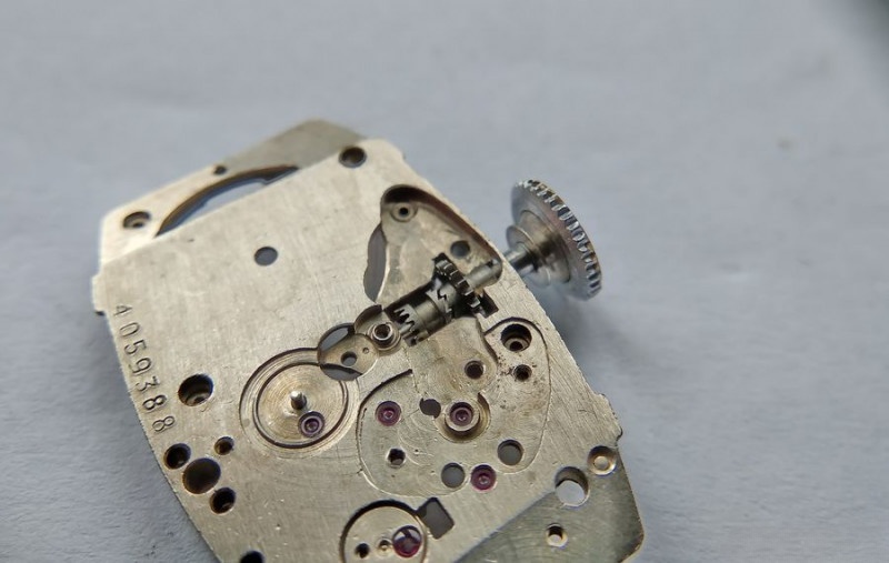 Assembling clutch mechanism on winding stem